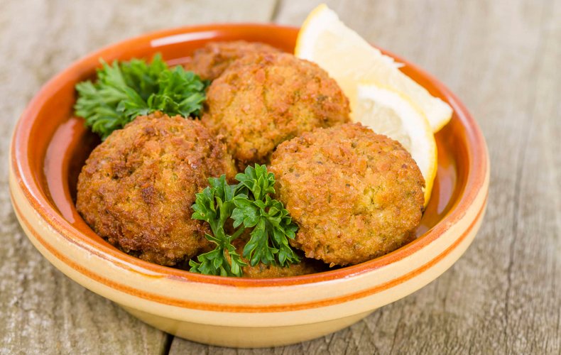 Albóndigas fritas de carne hervida, patata y perejil
