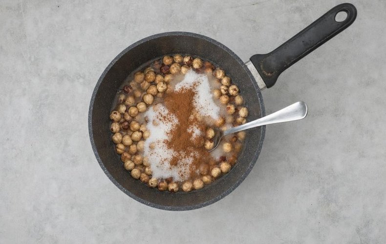 Avellanas garrapiñadas con canela: paso 1