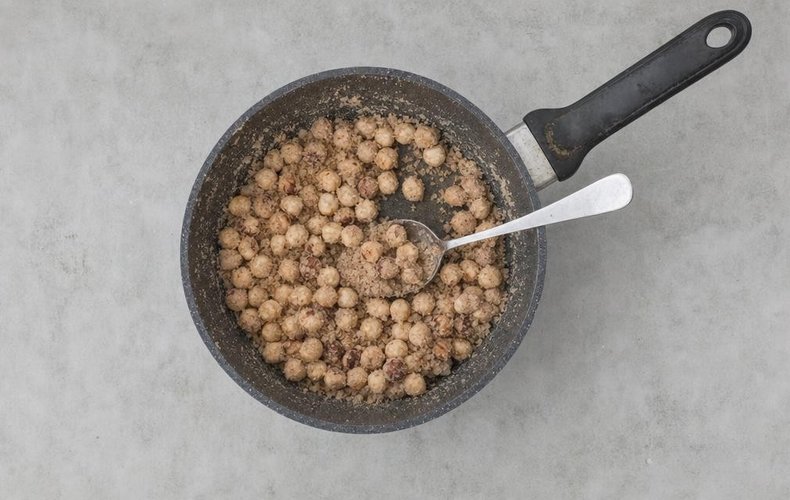 Avellanas garrapiñadas con canela: paso 3