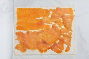Preparación de los bocaditos de hojaldre con salmón