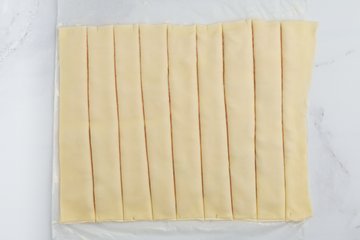 Preparación de los bocaditos de hojaldre con salmón