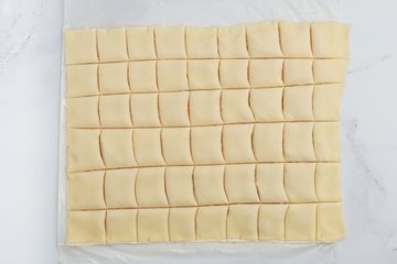 Preparación de los bocaditos de hojaldre con salmón