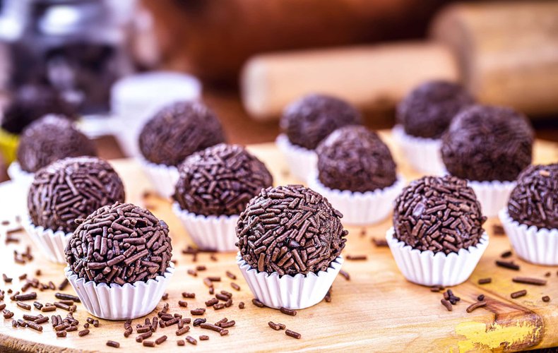 Brigadeiros brasileños cubiertos de fideos de chocolate