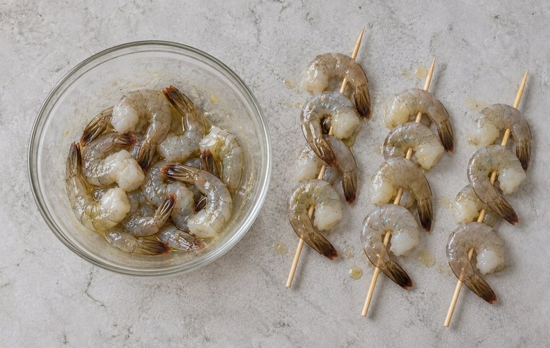 Brochetas de gambas en freidora de aire: paso 2