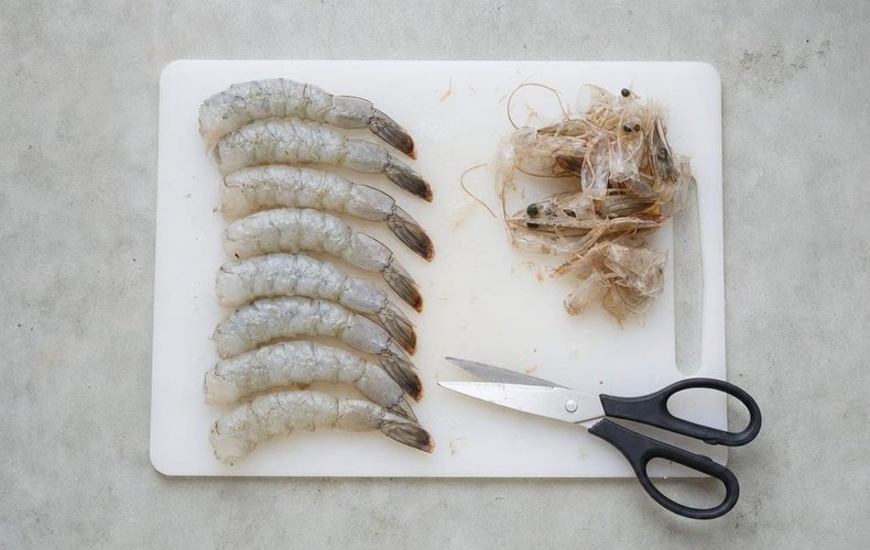 Brochetas de gambas picantes: paso 1