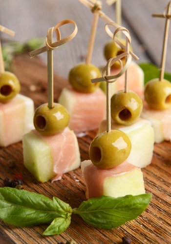 Receta Brochetas de melón, jamón y aceitunas