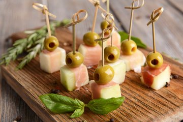 Receta Brochetas de melón, jamón y aceitunas