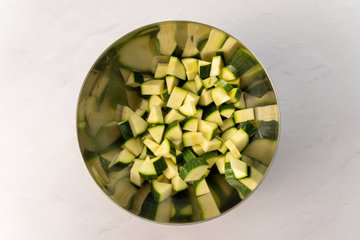 Preparación de los calabacines al horno con pan rallado, paso 2