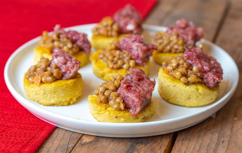 Canapés de cotechino y polenta