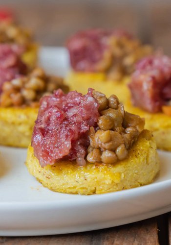 Receta Canapés de polenta con lentejas y cotechino