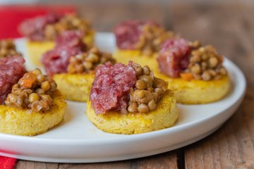 Receta Canapés de polenta con lentejas y cotechino