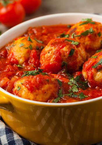 Receta Canederli con salsa de tomate (albóndigas de pan y speck)