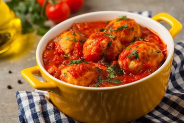 Receta Canederli con salsa de tomate (albóndigas de pan y speck)