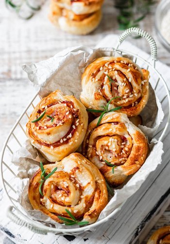 Receta Caracolas de hojaldre con jamón