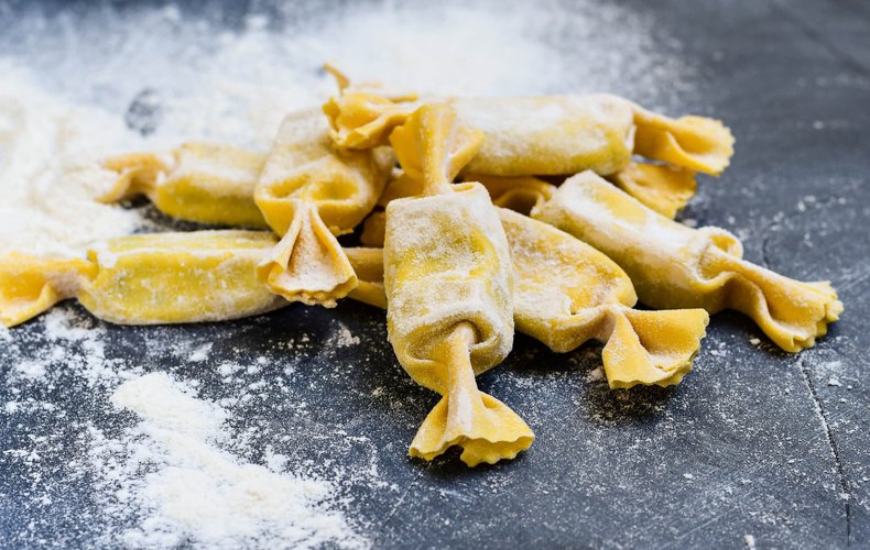 Caramelle de ricotta y espinacas crudas y enharinadas