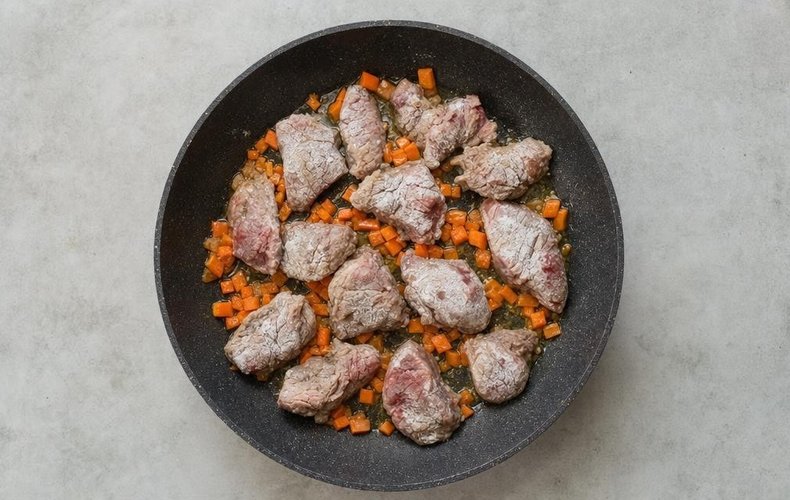 Carrilleras de ternera al vino blanco con boletus: paso 2
