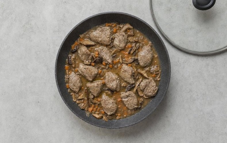Carrilleras de ternera al vino blanco con boletus: paso 3