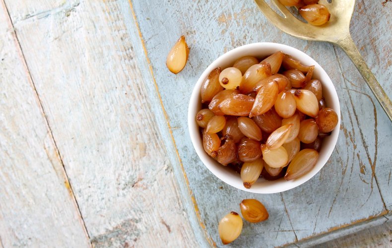 Cebollitas agridulces con miel y laurel