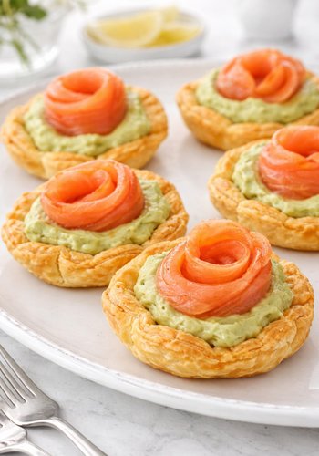 Receta Cestitas de hojaldre con rosas de salmón