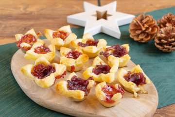 Receta Cestitas de hojaldre con brie, confitura de arándanos y cebolla roja caramelizada