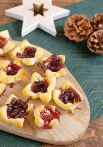 Receta Cestitas de hojaldre con brie, confitura de arándanos y cebolla roja caramelizada