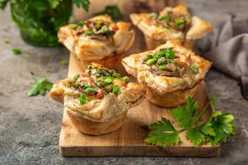Receta Cestitas de hojaldre con jamón cocido y champiñones