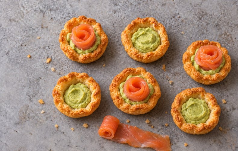 Cestitas de hojaldre con rosas de salmón: paso 4