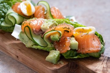 Receta Cestitas de lechuga con gambas y aguacate
