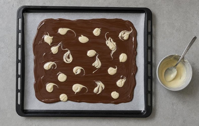 Chocolate bark con frutos secos y frutos rojos: paso 3