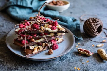 Receta Chocolate bark con frutos secos y frutos rojos