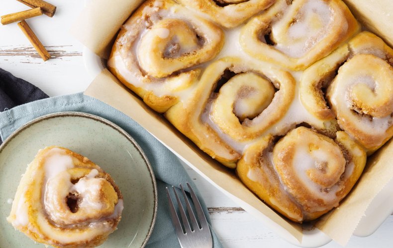 Cinnamon rolls glaseados, listos para servir