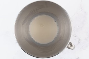 Cinnamon rolls: leche templada con levadura y azúcar