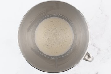 Cinnamon rolls: levadura disuelta en la leche, en reposo
