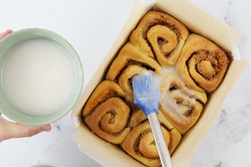 Cinnamon rolls: rollos pintados con glaseado con un pincel