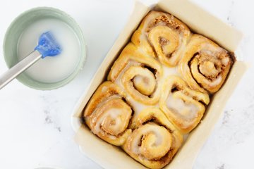 Cinnamon rolls cubiertos de glaseado