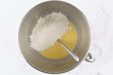Cinnamon rolls: masa trabajada con la harina y la sal