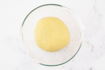Cinnamon rolls: masa elástica en un bol untado de aceite