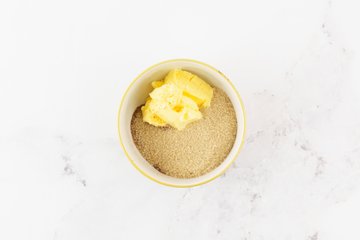 Cinnamon rolls: azúcar moreno, mantequilla y canela en un bol