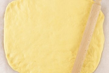 Cinnamon rolls: masa estirada con el rodillo