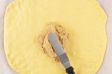 Cinnamon rolls: masa cubierta con la crema de canela