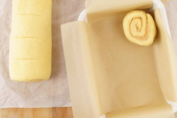 Cinnamon rolls: rollos en el molde forrado con papel de horno