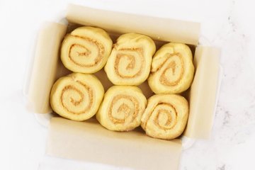 Cinnamon rolls: rollos fermentados, listos para el horno
