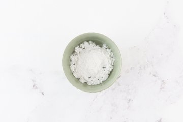 Cinnamon rolls: azúcar glas y agua en un bol