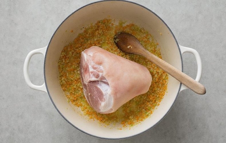 Codillo de cerdo al horno con patatas: paso 2