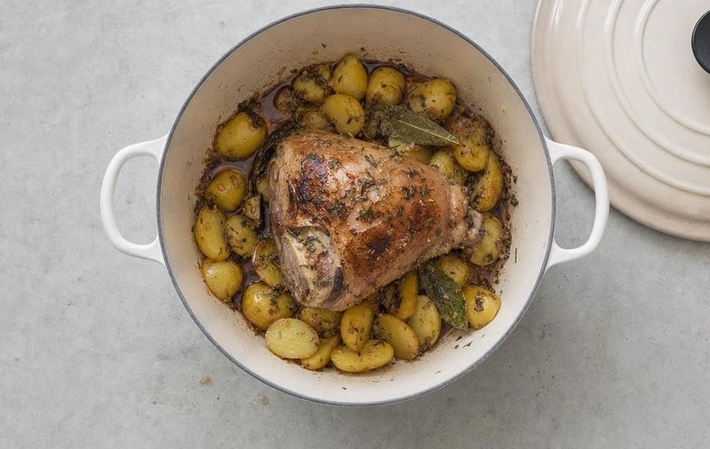 Codillo de cerdo al horno con patatas: paso 3