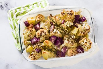 Receta Coliflor, patatas y cebolla roja de Tropea al horno