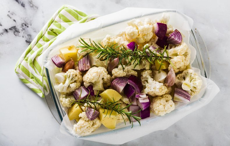 Coliflor, patatas y cebolla roja de Tropea al horno, listas para servir