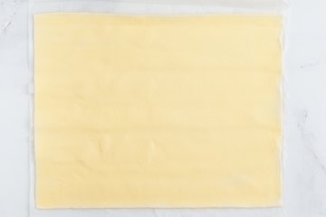 Preparación de los copos de nieve de hojaldre con parmesano