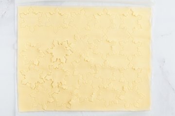 Preparación de los copos de nieve de hojaldre con parmesano