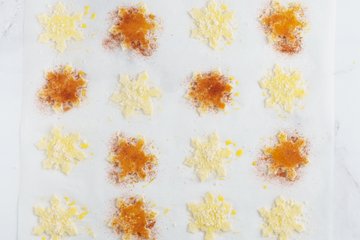 Preparación de los copos de nieve de hojaldre con parmesano